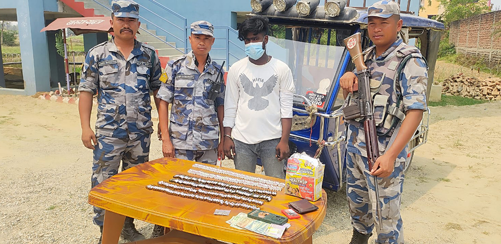 गौर भन्सारबाट ठुलो परिमाणमा लागु औषधसहित अटो चालक पक्राउ