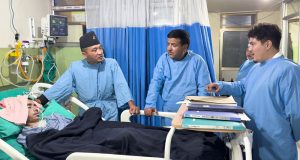 घाइते भेट्न गृहमन्त्री गुरुङ पुगे केएमसी अस्पताल