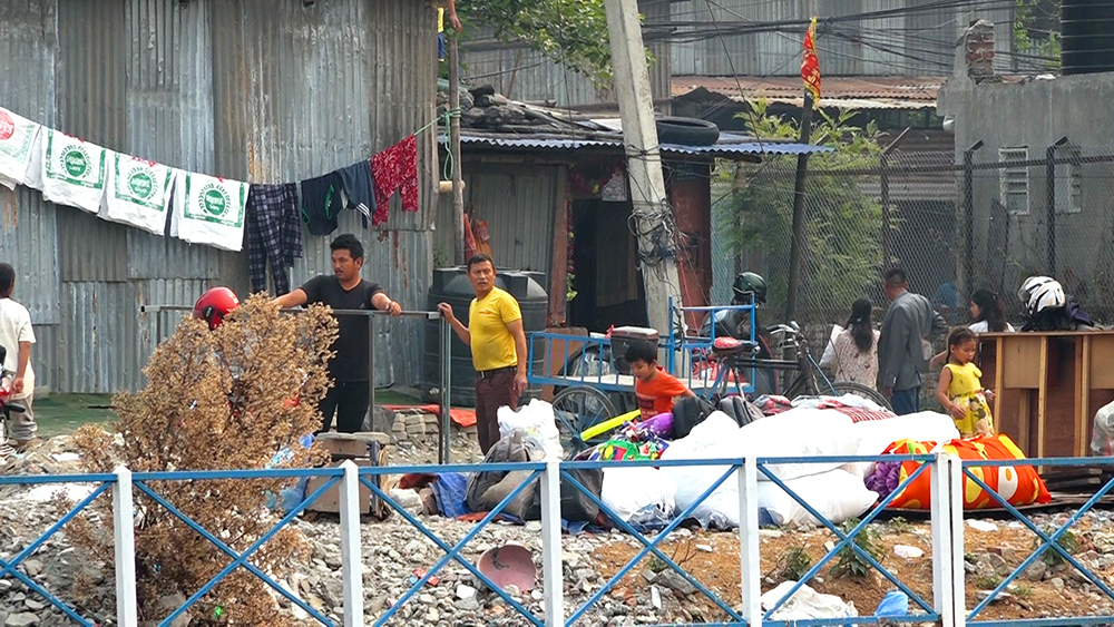 भोलिदेखि डोजर चलाइँने भएपछि सुकुम्बासीले बस्ती खाली गर्न थाले (तस्बिरहरू)