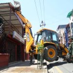 ठमेलमा बनेका अनाधिकृत संरचनामा महानगरको डोजर (तस्बिरहरू)