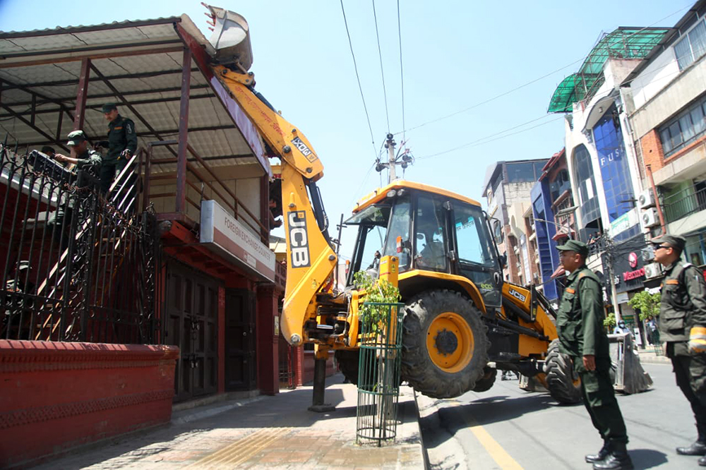 ठमेलमा बनेका अनाधिकृत संरचनामा महानगरको डोजर (तस्बिरहरू)