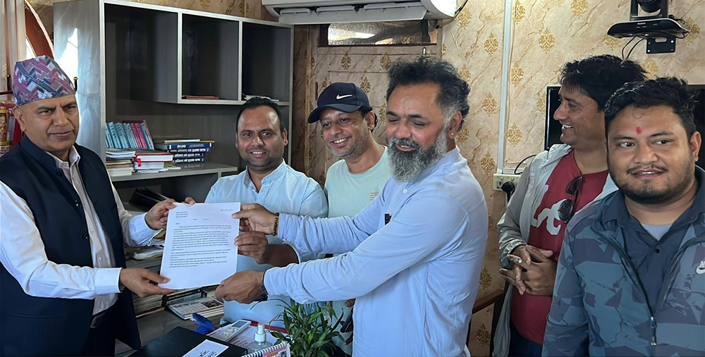 भृकुटी कागज कारखानाका श्रमिकको पारिश्रमिक माग्दै प्रधानमन्त्रीलाई ज्ञापनपत्र