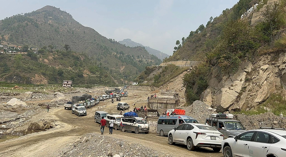 ४ दिनदेखि अवरुद्ध बीपी राजमार्ग एकतर्फी सञ्चालन