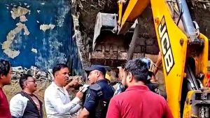 हेटौंडा–पथलैया खण्डको बस्तीमा डोजर चल्यो, ७० बढी होटल व्यवसायी विस्थापित