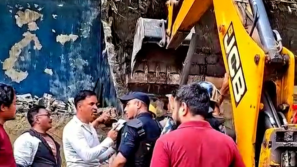 हेटौंडा–पथलैया खण्डको बस्तीमा डोजर चल्यो, ७० बढी होटल व्यवसायी विस्थापित