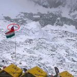 सगरमाथा आधार शिविरमा भारतीय झण्डालाई ठूलो र नेपालीलाई सानो कसले बनायो ?