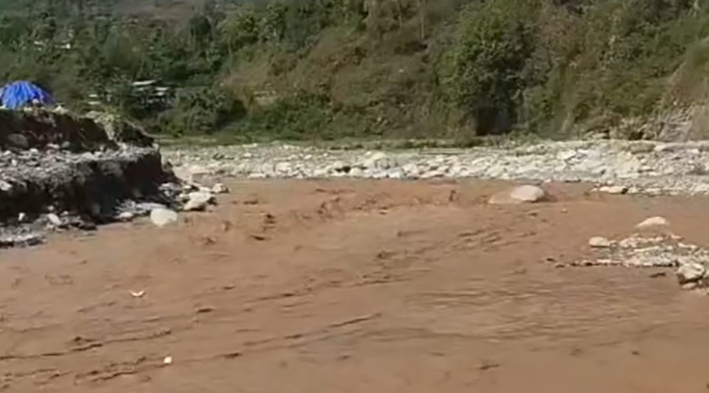 रोशी खोलामा पानीको सतह बढेपछि बिपी राजमार्ग बन्द