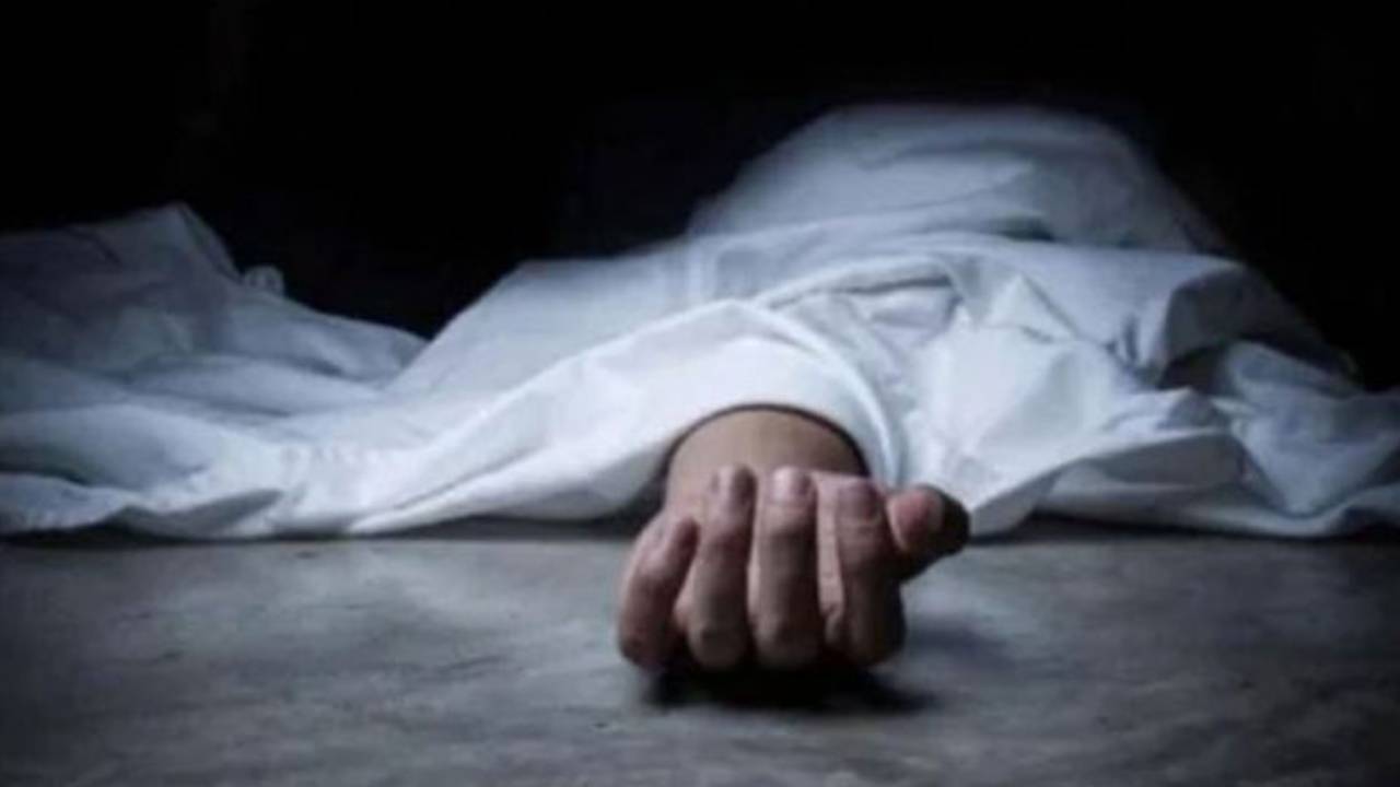 सर्लाहीमा सडक छेउमा सडेको अवस्थामा पुरुषको शव फेला