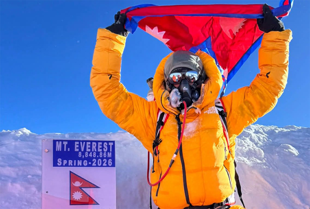 जन्मदिनको अवसर पारेर सगरमाथाको चुचुरोमा सरोज अर्याल