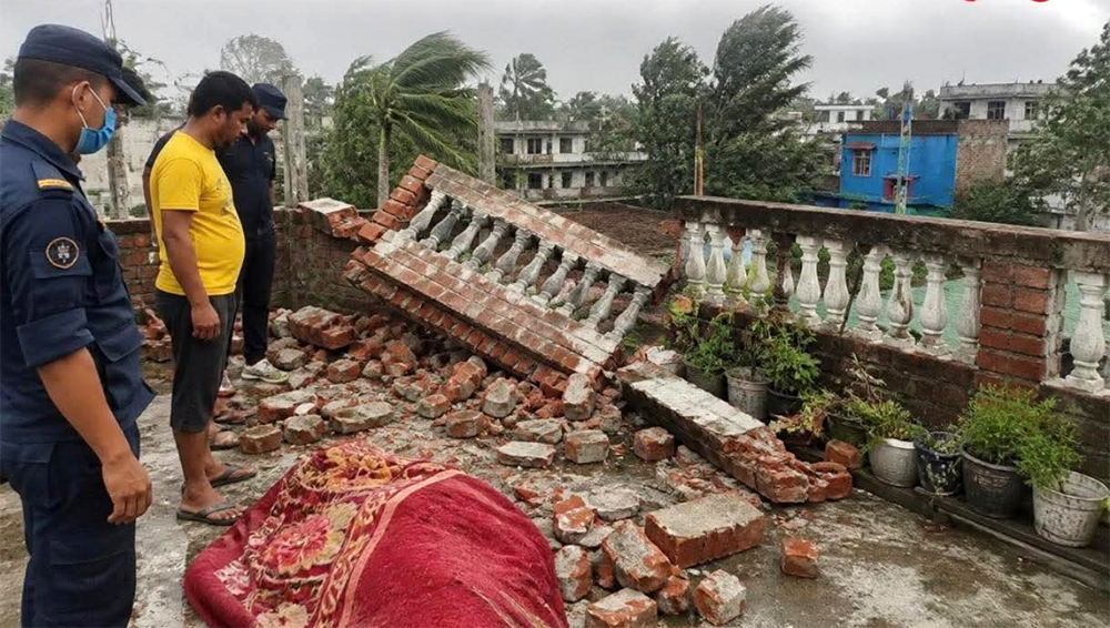 हावाहुरीले छतको रेलिङ खस्दा एकको मृत्यु