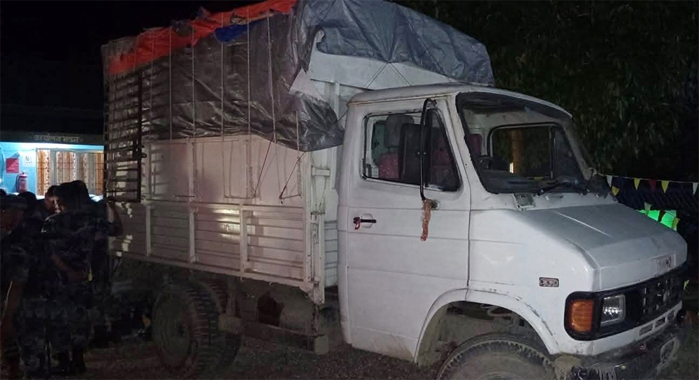 ४० लाखभन्दा बढी मूल्यको अवैध सामानसहित ट्रक पक्राउ, २ जना नियन्त्रणमा