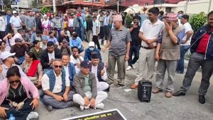 ‘राष्ट्रघाती प्रधानमन्त्री राजीनामा दे’ भन्दै सडकमा निस्कियो एमाले