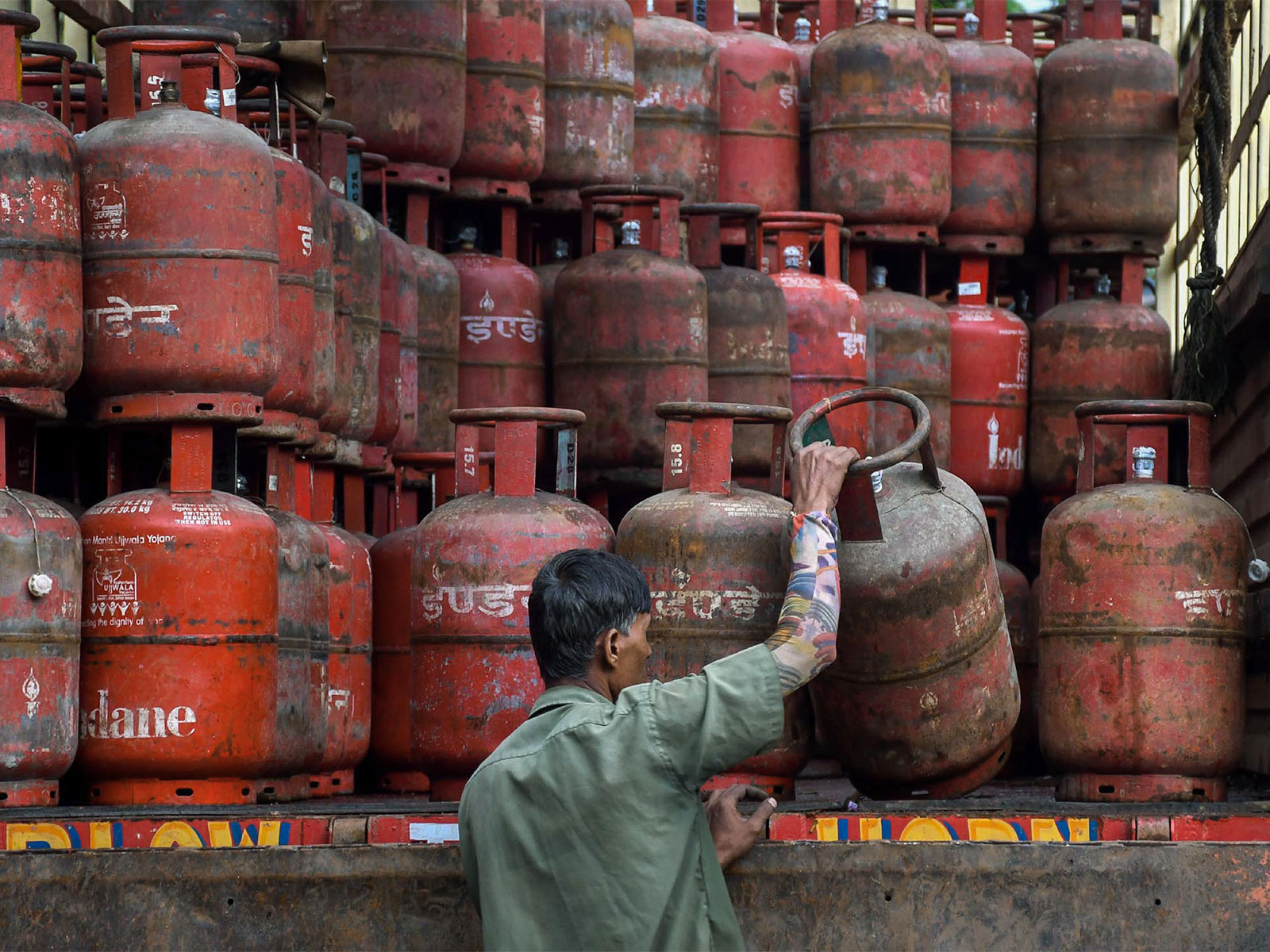 भारतमा ग्यास महँगियो, अब नेपालमा पनि मूल्य बढ्ने संकेत ?