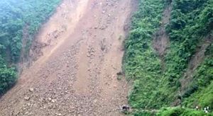 वर्षाले सडक अवरुद्ध, यात्रुलाई सास्ती