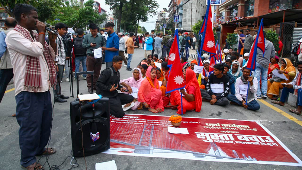 सुस्ताबासीको माइतीघरमा विरोध प्रदर्शन (तस्बिरहरू)