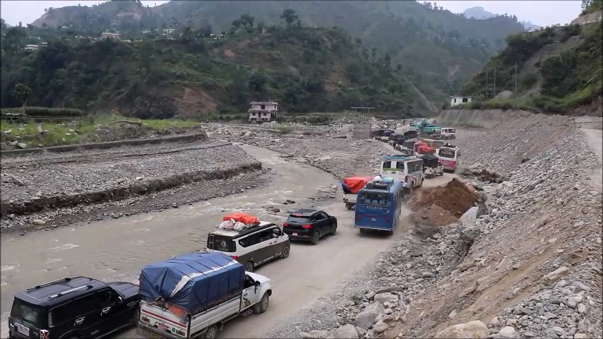 रोशी खोलाको बहाव घटेपछि बिपी राजमार्ग खुल्यो