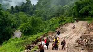 मेची राजमार्ग अवरुद्ध, जमिन भासिने क्रम रोकिएन