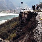 वर्षा र पहिरोले देशका प्रमुख राजमार्गहरू अवरुद्ध