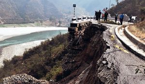 वर्षा र पहिरोले देशका प्रमुख राजमार्गहरू अवरुद्ध