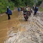 बिपी राजमार्गमा जोखिमपूर्ण यात्रा, खराब सडक र उर्लँदो खोलाले यात्रुलाई सास्ती