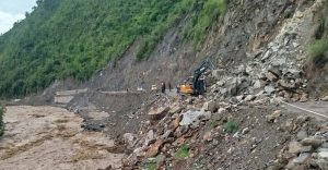पहिरो हटाएपछि बीपी राजमार्ग दुईतर्फी नै खुल्यो