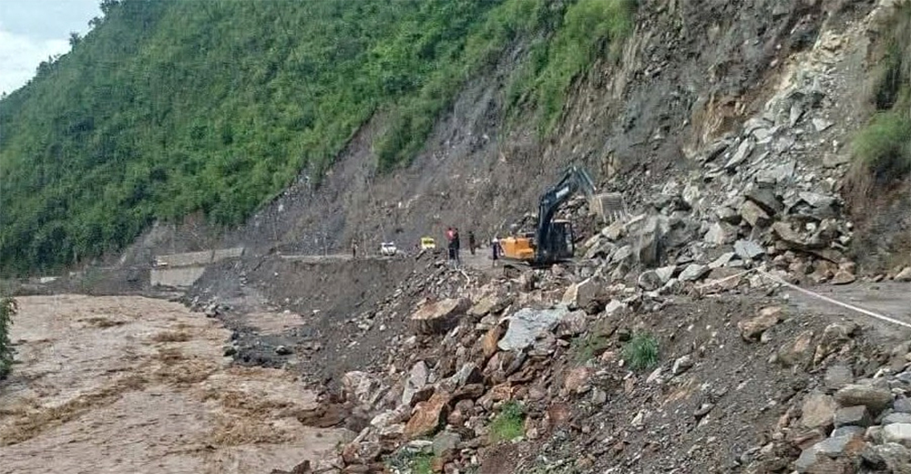 पहिरो हटाएपछि बीपी राजमार्ग दुईतर्फी नै खुल्यो
