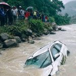 बसको ठक्करबाट कार सुनकोशीमा खस्यो, चार जना बेपत्ता