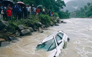 बसको ठक्करबाट कार सुनकोशीमा खस्यो, चार जना बेपत्ता