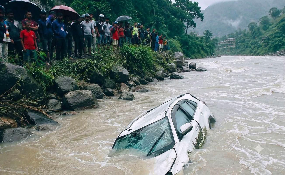 बसको ठक्करबाट कार सुनकोशीमा खस्यो, चार जना बेपत्ता