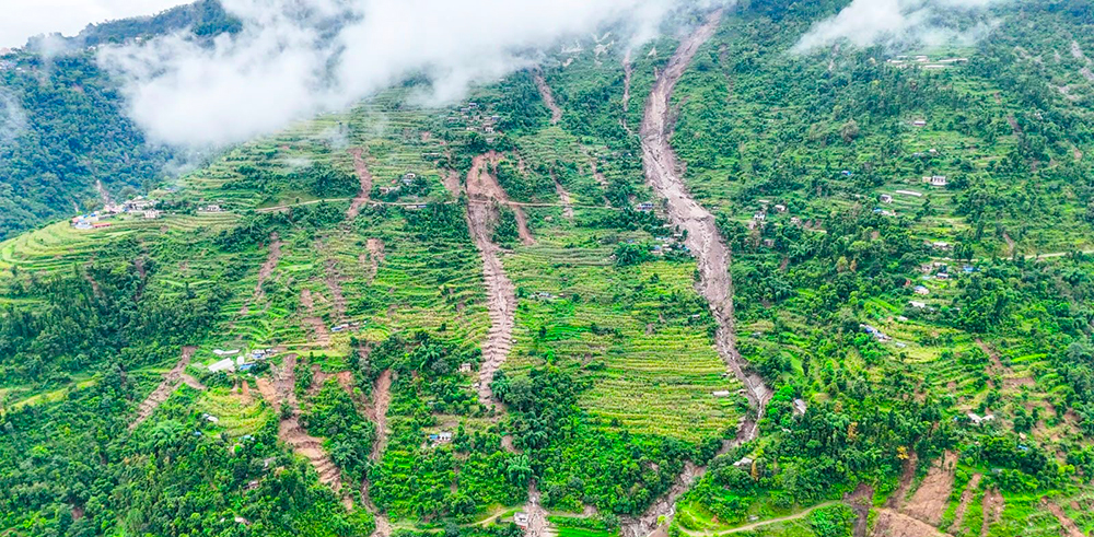 पहिरोको जोखिममा गाउँ, सुरक्षित बसोबासको व्यवस्था हुन सकेन