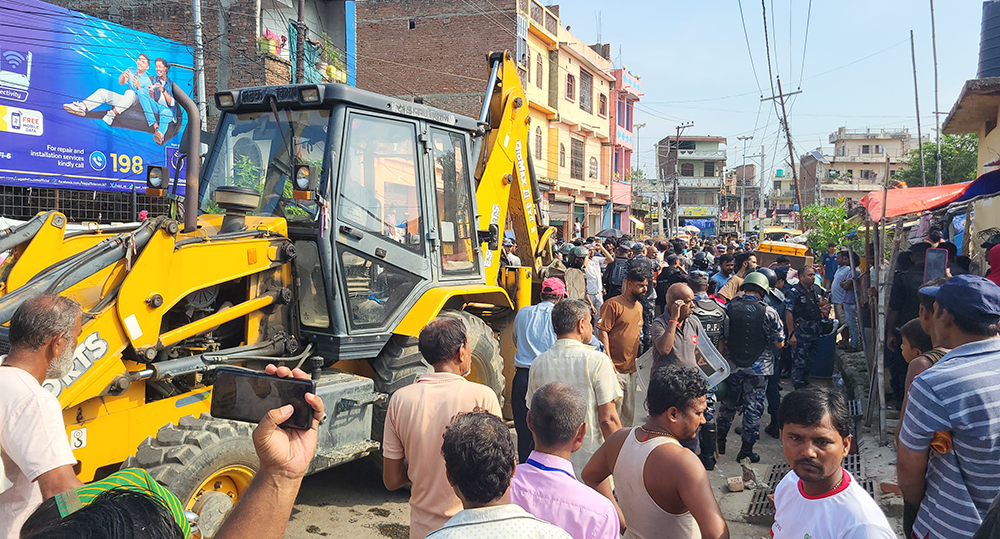 जनकपुरमा चल्यो डोजर, पोखरीको अतिक्रमण खाली गराइँदै