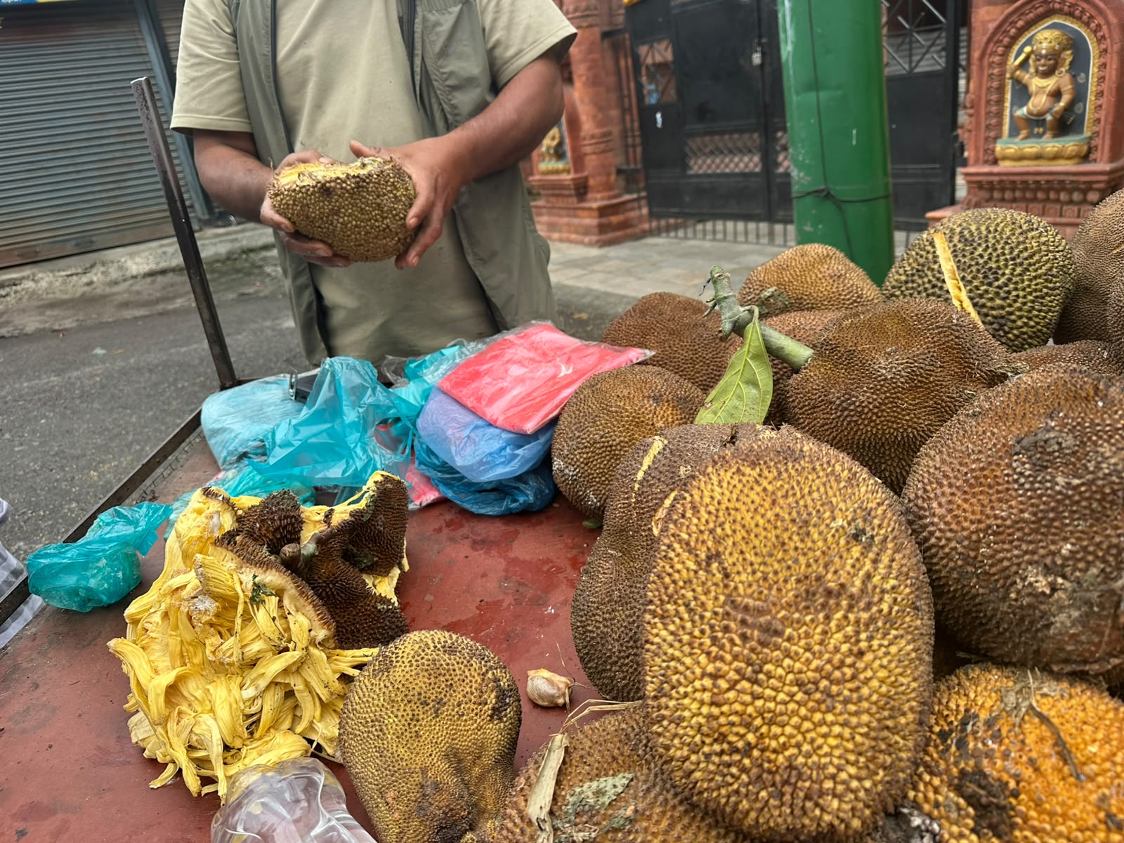 ३ सय रुपैयाँ किलो कटहरको क्रेज, शंखमूलमा बिहानैदेखि ग्राहकको घुइँचो