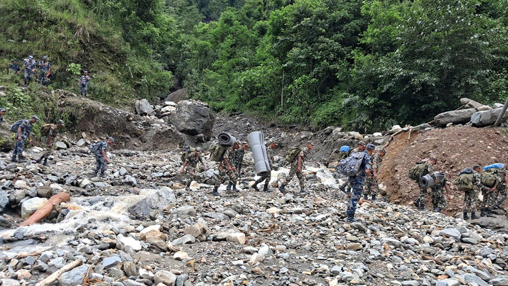 सेनाको पहलमा राहत सामग्री लिएर सरकारी टोली घटना स्थलमा