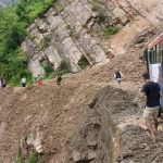 बाढी र पहिरोले १३ प्रमुख सडक तथा राजमार्ग पूर्ण रूपमा अवरुद्ध