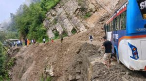 बाढी र पहिरोले १३ प्रमुख सडक तथा राजमार्ग पूर्ण रूपमा अवरुद्ध