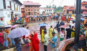 झरीका बीच पशुपतिमा भक्तजनको घुइँचो (तस्बिरहरु)