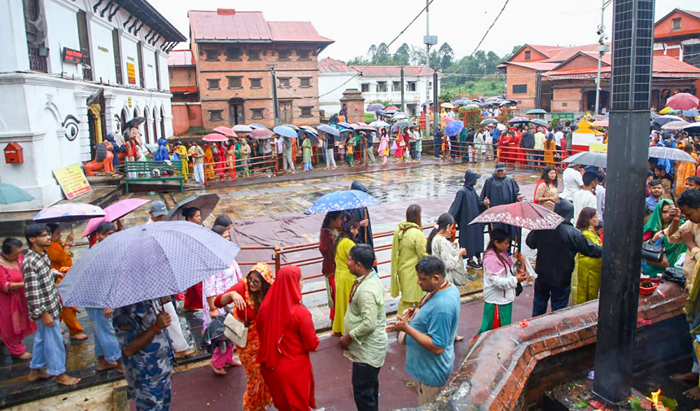 झरीका बीच पशुपतिमा भक्तजनको घुइँचो (तस्बिरहरु)