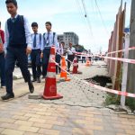 तीनकुनेमा पुल निर्माणको असर, सर्वसाधारण जोखिम मोलेर आवतजावत गर्दै (तस्विरहरू)