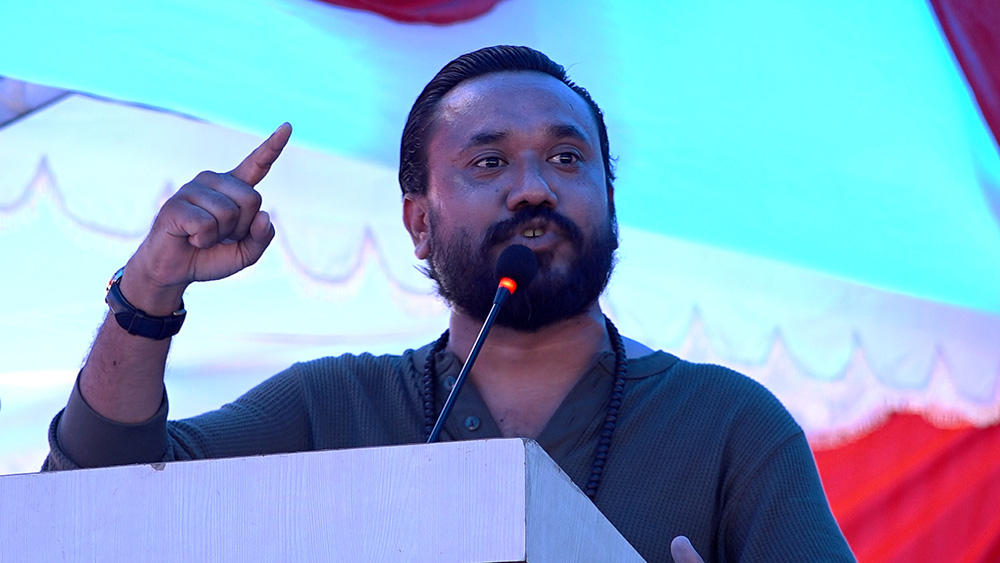 तिम्रो छोराले गोली खाएर देशले सिटामोल खान पायो : खगेन्द्र सुनार